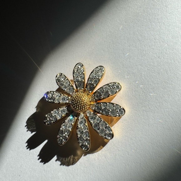 Stunning gold tone SWAROVSKI flower brooch pin - Picture 12 of 14